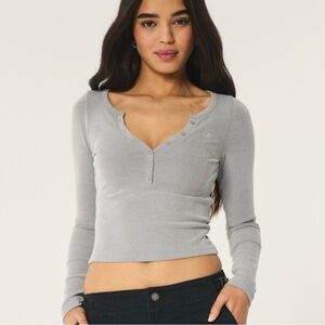 Hollister cozy ribbed seamless fabric Henley 🖤 Size XXS